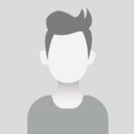 Een grijsachtig silhouet van een persoon met kort, naar achteren gekamd haar. De figuur heeft geen gelaatstrekken en staat afgebeeld tegen een effen lichtgrijze achtergrond.